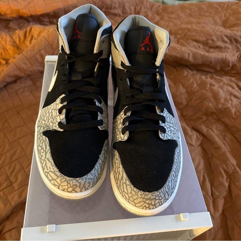 Air Jordan 1s Black and Gray Elephant Toe mens size 8